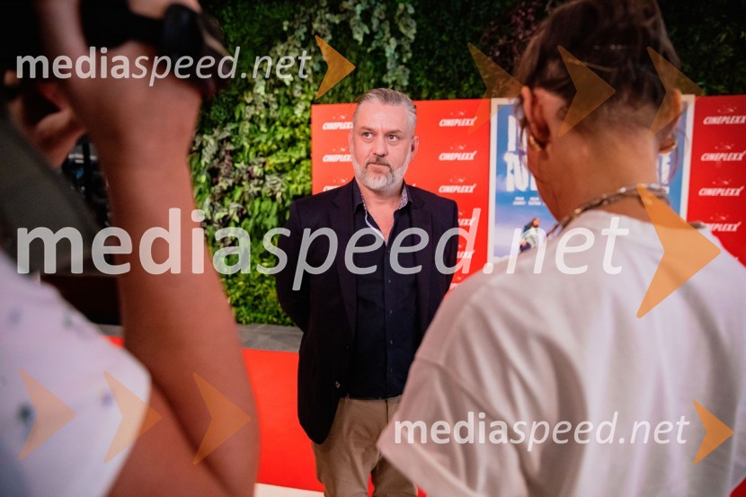  Klemen Dvornik, filmski in televizijski režiser ter predsednik NS DSRPremiera slovenskega filma Igrišča ne damo, Cineplexx Ljubljana