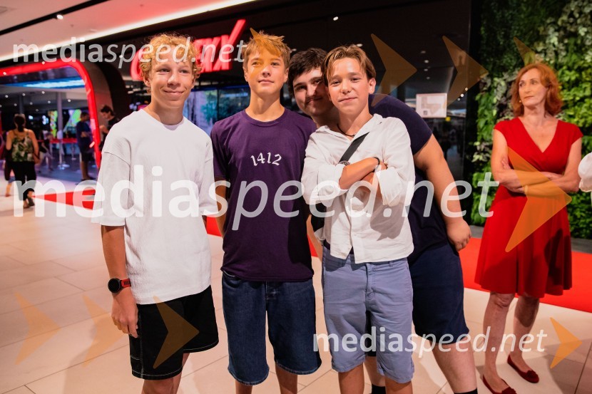  Niko Lemark, igralec;  Youri Friderich, igralec;  ... ;  ... Premiera slovenskega filma Igrišča ne damo, Cineplexx Ljubljana