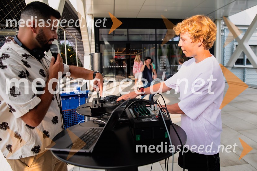  Uroš Bitenc, moderator, vplivnež;  Niko Lemark, igralecPremiera slovenskega filma Igrišča ne damo, Cineplexx Ljubljana