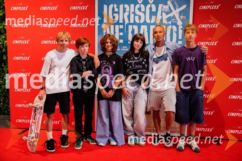  Niko Lemark, igralec;  David Trontelj, igralec;  Kaja Zabret, igralka;  Kaja Šuštar, igralka;  Boštjan  Nipič - Nipke, raper;  Youri Friderich, igralecPremiera slovenskega filma Igrišča ne damo, Cineplexx Ljubljana