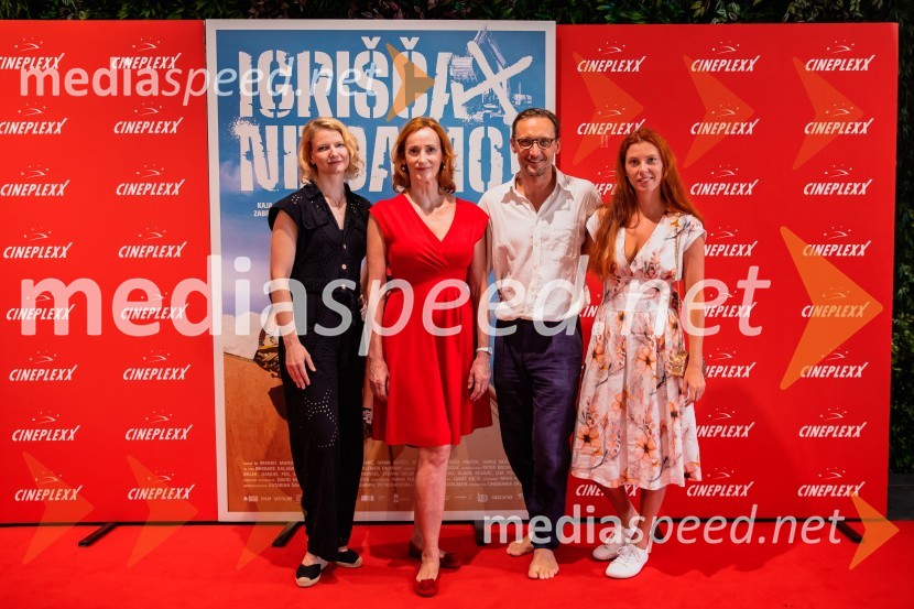  Alenka Kraigher, igralka;  Saša  Pavček, igralka, Predsednica združenja dramskih umetnikov Slovenije, prejemnica Borštnikovega prstana;  Marko  Mandić, igralec;  Tina Potočnik Vrhovnik, igralkaPremiera slovenskega filma Igrišča ne damo, Cineplexx Ljubljana