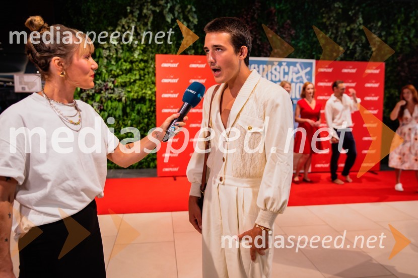  Ana Raščan, voditeljica in novinarka;  Voranc Mandić, igralecPremiera slovenskega filma Igrišča ne damo, Cineplexx Ljubljana