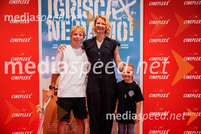  Niko Lemark, igralec;  Alenka Kraigher, igralka;  Manca RožmanPremiera slovenskega filma Igrišča ne damo, Cineplexx Ljubljana