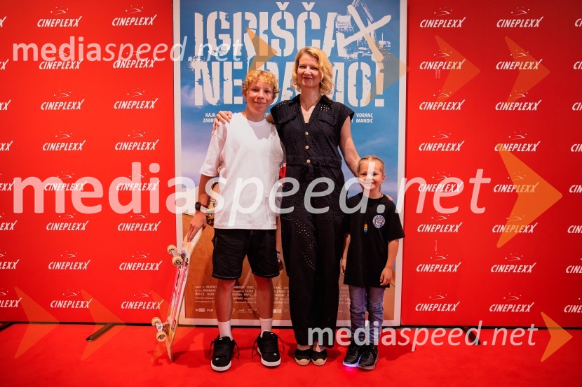  Niko Lemark, igralec;  Alenka Kraigher, igralka;  Manca RožmanPremiera slovenskega filma Igrišča ne damo, Cineplexx Ljubljana