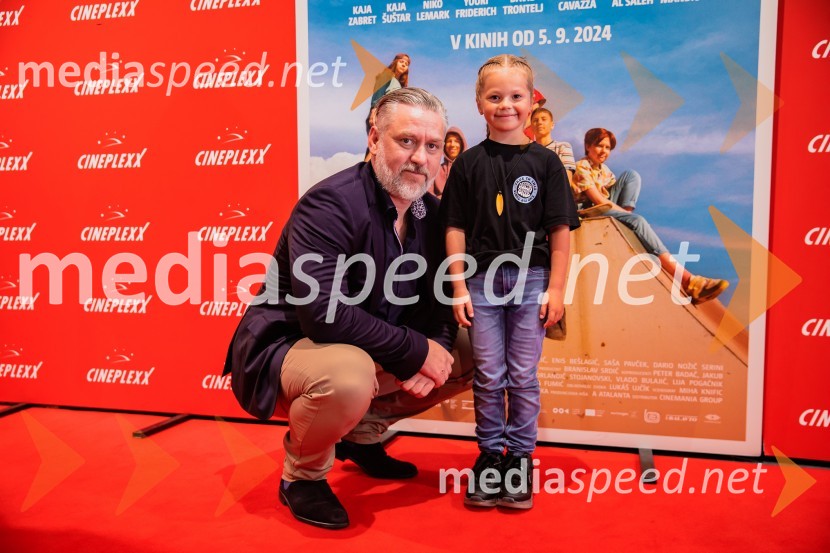  Klemen Dvornik, filmski in televizijski režiser ter predsednik NS DSR;  Manca RožmanPremiera slovenskega filma Igrišča ne damo, Cineplexx Ljubljana