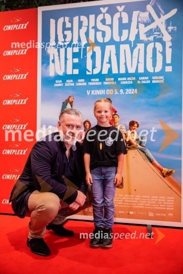  Klemen Dvornik, filmski in televizijski režiser ter predsednik NS DSR;  Manca RožmanPremiera slovenskega filma Igrišča ne damo, Cineplexx Ljubljana