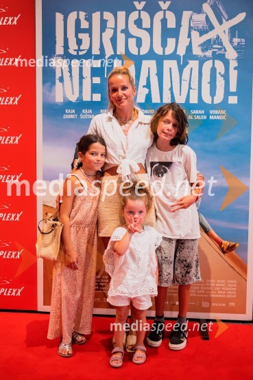  Emma Grilc;  Nina Grilc, Femme fatale 2025;  Alaska Olivia Grilc;  Maxx GrilcPremiera slovenskega filma Igrišča ne damo, Cineplexx Ljubljana