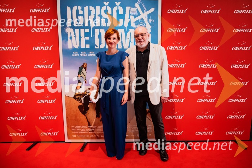 dr. Asta Vrečko, ministrica za kulturo;  Branislav Brana Srdić , filmski producentPremiera slovenskega filma Igrišča ne damo, Cineplexx Ljubljana