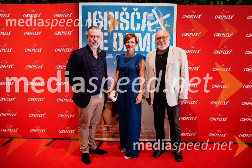  Klemen Dvornik, filmski in televizijski režiser ter predsednik NS DSR; dr. Asta Vrečko, ministrica za kulturo;  Branislav Brana Srdić , filmski producentPremiera slovenskega filma Igrišča ne damo, Cineplexx Ljubljana