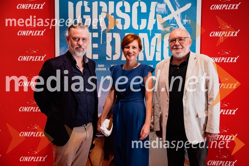  Klemen Dvornik, filmski in televizijski režiser ter predsednik NS DSR; dr. Asta Vrečko, ministrica za kulturo;  Branislav Brana Srdić , filmski producentPremiera slovenskega filma Igrišča ne damo, Cineplexx Ljubljana