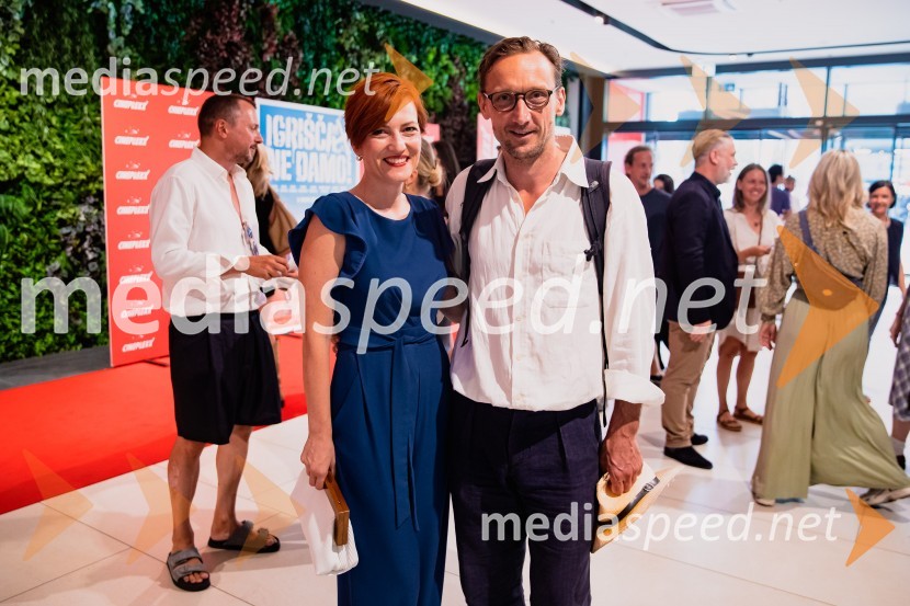 dr. Asta Vrečko, ministrica za kulturo;  Marko  Mandić, igralecPremiera slovenskega filma Igrišča ne damo, Cineplexx Ljubljana