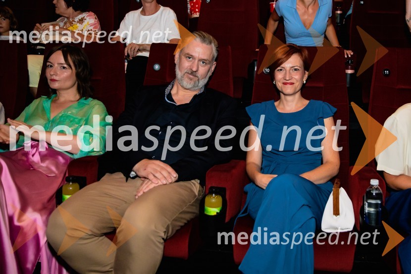  Barbara Daljavec, filmska producentka;  Klemen Dvornik, filmski in televizijski režiser ter predsednik NS DSR; dr. Asta Vrečko, ministrica za kulturoPremiera slovenskega filma Igrišča ne damo, Cineplexx Ljubljana