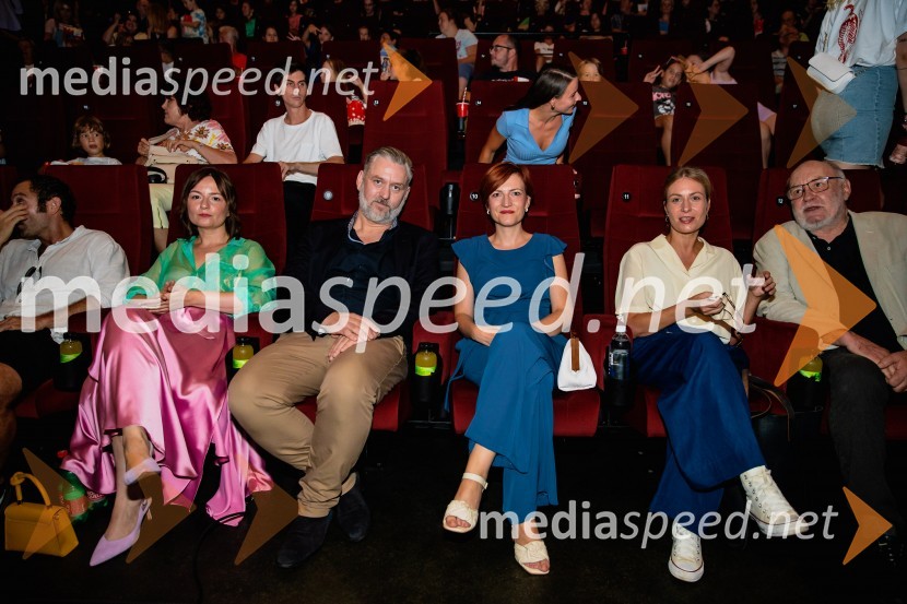  Barbara Daljavec, filmska producentka;  Klemen Dvornik, filmski in televizijski režiser ter predsednik NS DSR; dr. Asta Vrečko, ministrica za kulturo;  ... ;  Branislav Brana Srdić , filmski producentPremiera slovenskega filma Igrišča ne damo, Cineplexx Ljubljana