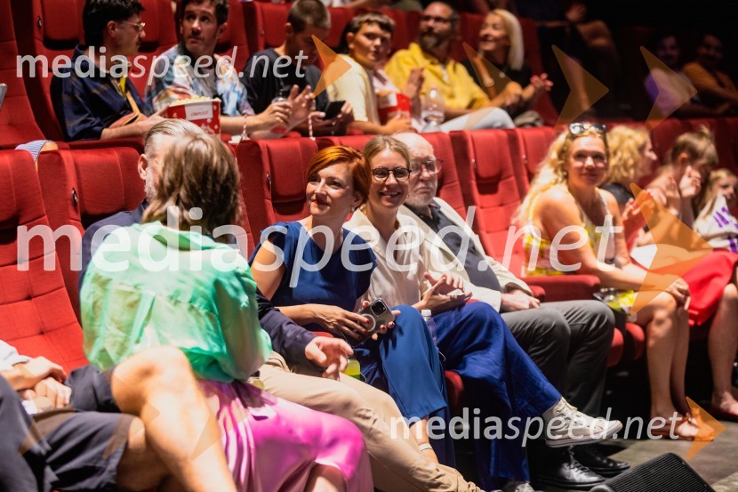 dr. Asta Vrečko, ministrica za kulturo;  ... Premiera slovenskega filma Igrišča ne damo, Cineplexx Ljubljana