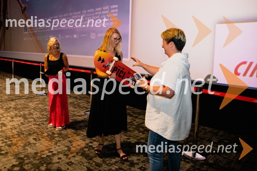  Mateja Leban, voditeljica;  ... ;  ... Premiera slovenskega filma Igrišča ne damo, Cineplexx Ljubljana