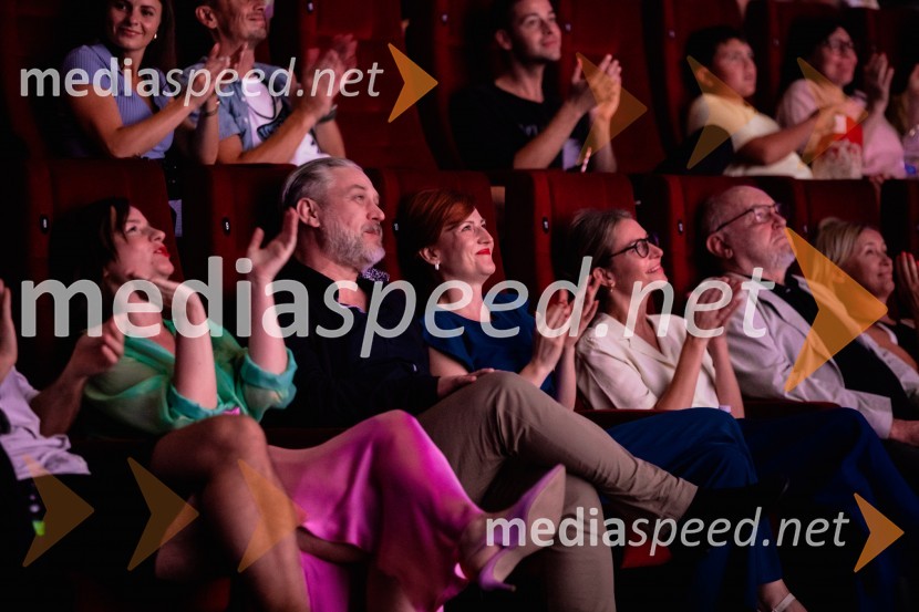  Barbara Daljavec, filmska producentka;  Klemen Dvornik, filmski in televizijski režiser ter predsednik NS DSR; dr. Asta Vrečko, ministrica za kulturo;  ... ;  Branislav Brana Srdić , filmski producentPremiera slovenskega filma Igrišča ne damo, Cineplexx Ljubljana