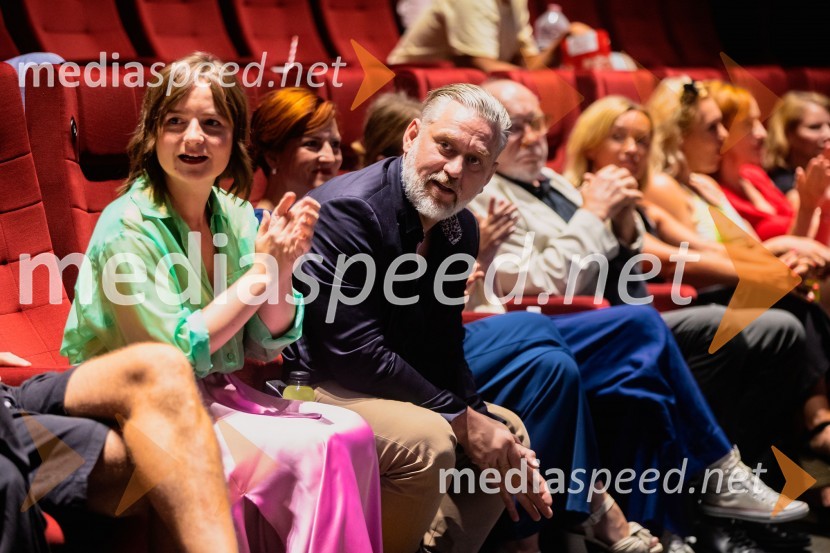  Barbara Daljavec, filmska producentka;  Klemen Dvornik, filmski in televizijski režiser ter predsednik NS DSRPremiera slovenskega filma Igrišča ne damo, Cineplexx Ljubljana