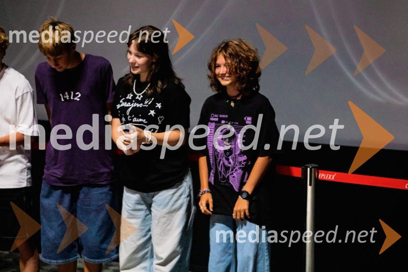  Kaja Šuštar, igralka;  Kaja Zabret, igralkaPremiera slovenskega filma Igrišča ne damo, Cineplexx Ljubljana