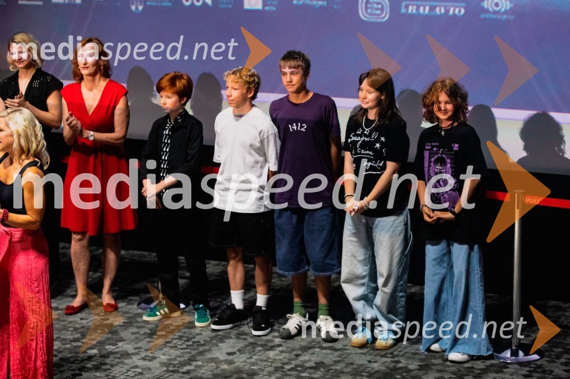  Alenka Kraigher, igralka;  Saša  Pavček, igralka, Predsednica združenja dramskih umetnikov Slovenije, prejemnica Borštnikovega prstana;  David Trontelj, igralec;  Niko Lemark, igralec;  Youri Friderich, igralec;  Kaja Šuštar, igralka;  Kaja Zabret, igralkaPremiera slovenskega filma Igrišča ne damo, Cineplexx Ljubljana