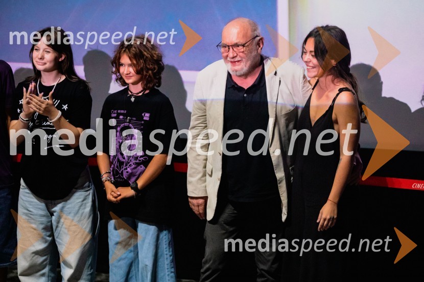  Kaja Šuštar, igralka;  Kaja Zabret, igralka;  Branislav Brana Srdić , filmski producent;  Dora ŠustićPremiera slovenskega filma Igrišča ne damo, Cineplexx Ljubljana