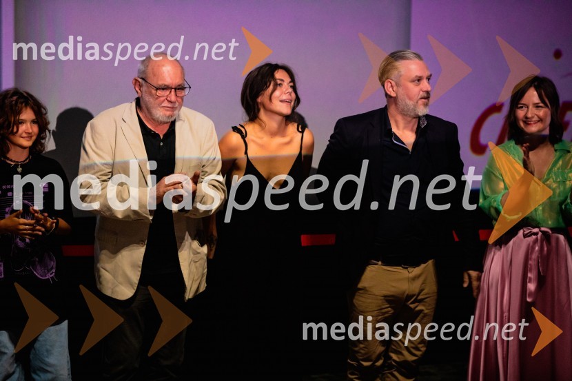  Kaja Zabret, igralka;  Branislav Brana Srdić , filmski producent;  Branislav Brana Srdić , filmski producent;  Klemen Dvornik, filmski in televizijski režiser ter predsednik NS DSR;  Barbara Daljavec, filmska producentkaPremiera slovenskega filma Igrišča ne damo, Cineplexx Ljubljana