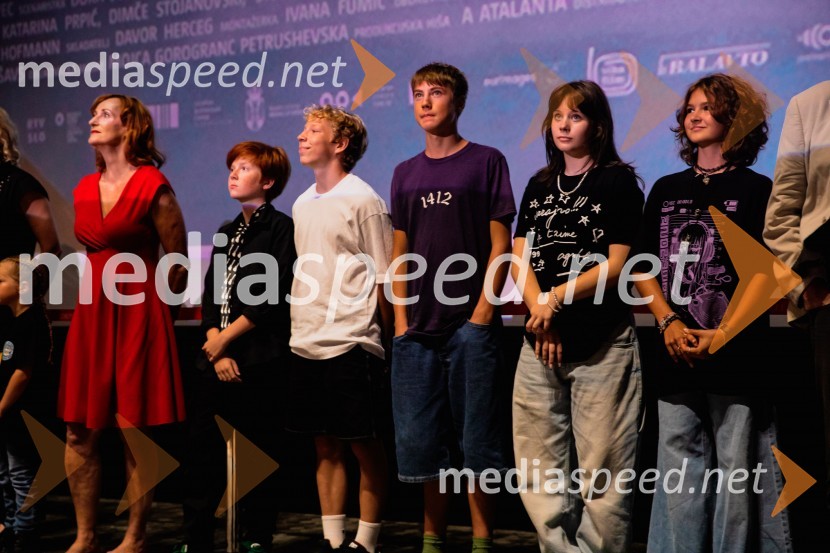  Saša  Pavček, igralka, Predsednica združenja dramskih umetnikov Slovenije, prejemnica Borštnikovega prstana;  David Trontelj, igralec;  Niko Lemark, igralec;  Youri Friderich, igralec;  Kaja Šuštar, igralka;  Kaja Zabret, igralkaPremiera slovenskega filma Igrišča ne damo, Cineplexx Ljubljana