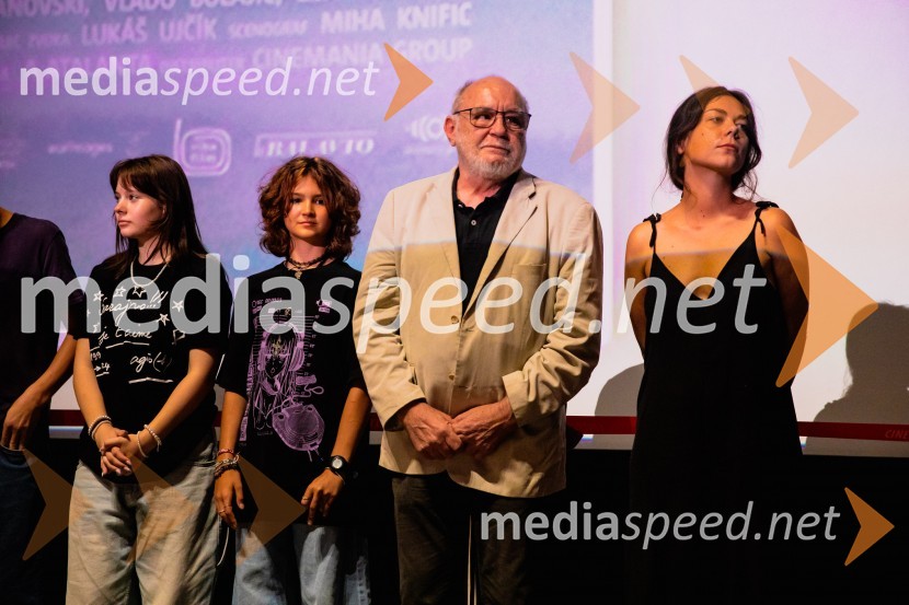  Kaja Šuštar, igralka;  Kaja Zabret, igralka;  Branislav Brana Srdić , filmski producent;  Dora ŠustićPremiera slovenskega filma Igrišča ne damo, Cineplexx Ljubljana