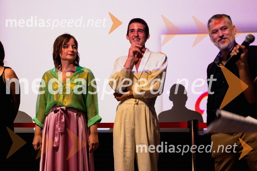  Barbara Daljavec, filmska producentka;  Voranc Mandić, igralec;  Klemen Dvornik, filmski in televizijski režiser ter predsednik NS DSRPremiera slovenskega filma Igrišča ne damo, Cineplexx Ljubljana