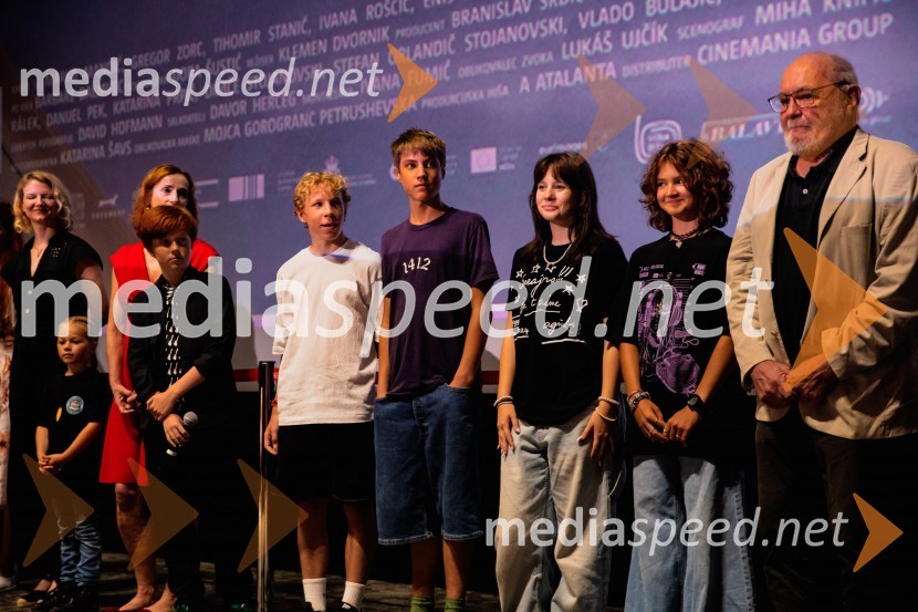  Alenka Kraigher, igralka;  Saša  Pavček, igralka, Predsednica združenja dramskih umetnikov Slovenije, prejemnica Borštnikovega prstana;  Niko Lemark, igralec;  Youri Friderich, igralec;  Kaja Šuštar, igralka;  Kaja Zabret, igralka;  Branislav Brana Srdić , filmski producentPremiera slovenskega filma Igrišča ne damo, Cineplexx Ljubljana