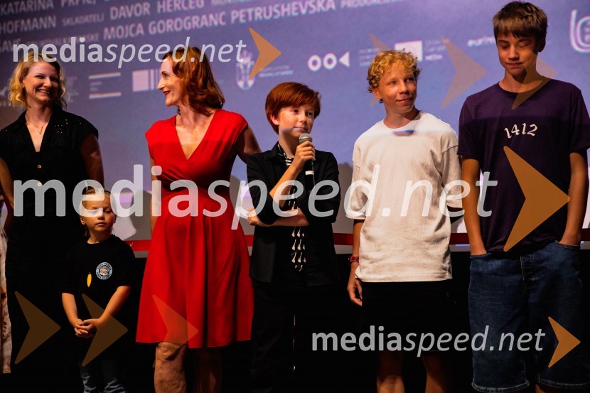  Alenka Kraigher, igralka;  Manca Rožman;  Saša  Pavček, igralka, Predsednica združenja dramskih umetnikov Slovenije, prejemnica Borštnikovega prstana;  David Trontelj, igralec;  Niko Lemark, igralec;  Youri Friderich, igralecPremiera slovenskega filma Igrišča ne damo, Cineplexx Ljubljana