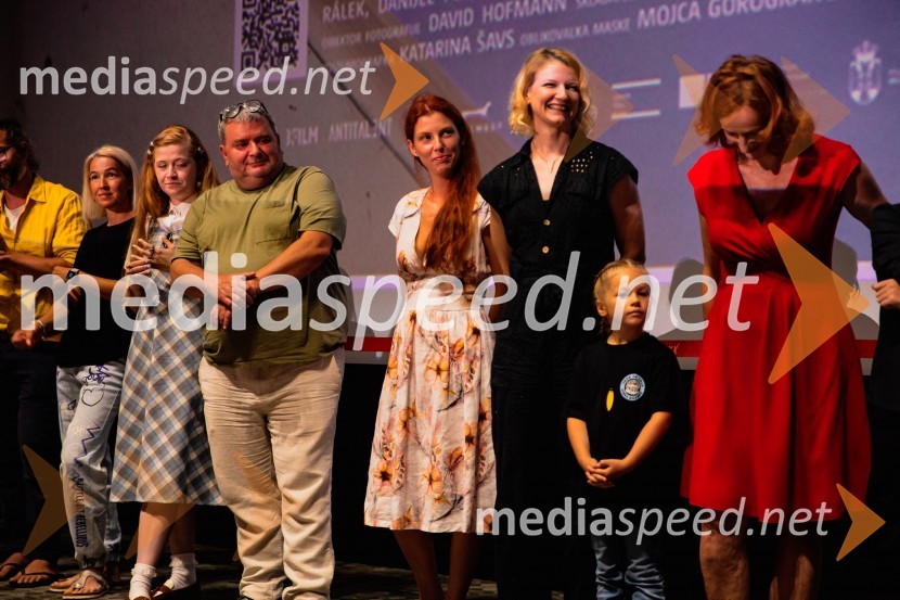  ... ;  ... ;  ... ;  Tina Potočnik Vrhovnik, igralka;  Alenka Kraigher, igralka;  Manca Rožman;  Saša  Pavček, igralka, Predsednica združenja dramskih umetnikov Slovenije, prejemnica Borštnikovega prstanaPremiera slovenskega filma Igrišča ne damo, Cineplexx Ljubljana