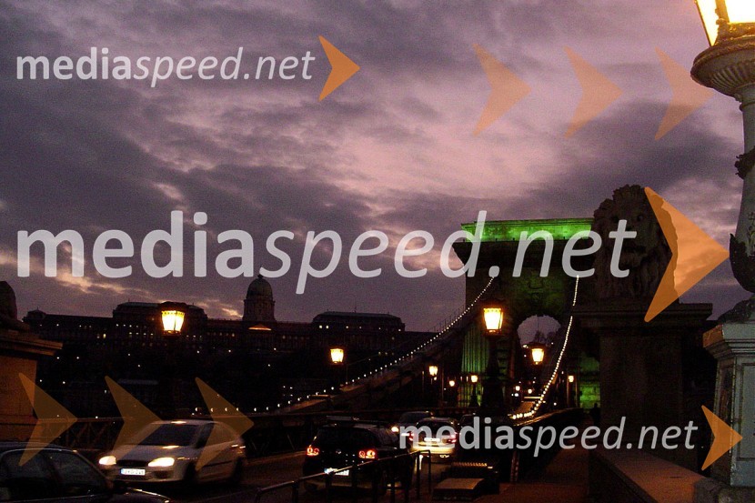 Széchenyjev verižni most (Szécheny lánchíd), v ozadju Budimski grad na Grajskem hribu (Várhegy)Budimpešta - Budapest, Madžarska