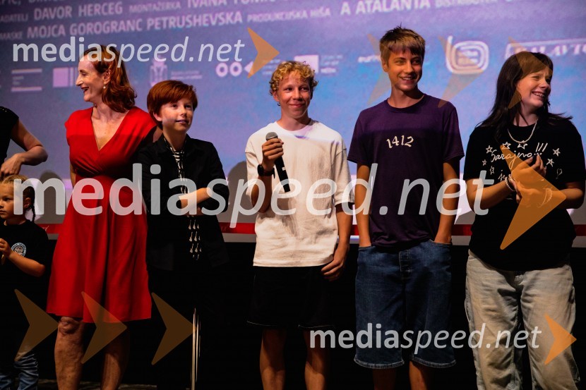  Saša  Pavček, igralka, Predsednica združenja dramskih umetnikov Slovenije, prejemnica Borštnikovega prstana;  David Trontelj, igralec;  Niko Lemark, igralec;  Youri Friderich, igralec;  Kaja Šuštar, igralkaPremiera slovenskega filma Igrišča ne damo, Cineplexx Ljubljana