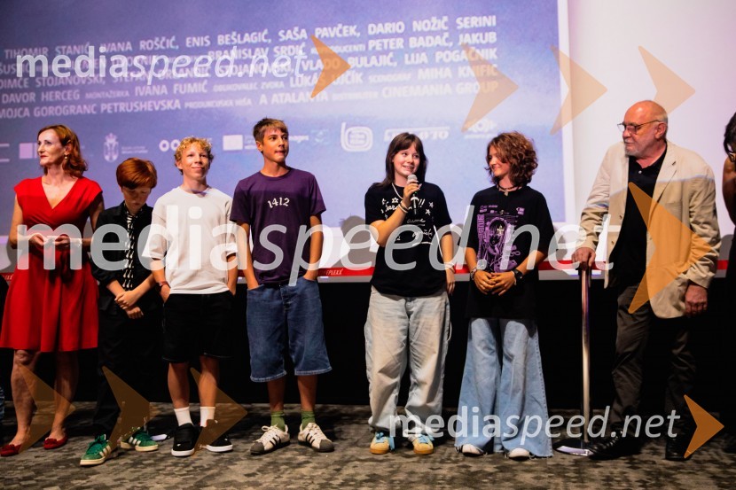  Saša  Pavček, igralka, Predsednica združenja dramskih umetnikov Slovenije, prejemnica Borštnikovega prstana;  David Trontelj, igralec;  Niko Lemark, igralec;  Youri Friderich, igralec;  Kaja Šuštar, igralka;  Kaja Zabret, igralka;  Branislav Brana Srdić , filmski producentPremiera slovenskega filma Igrišča ne damo, Cineplexx Ljubljana