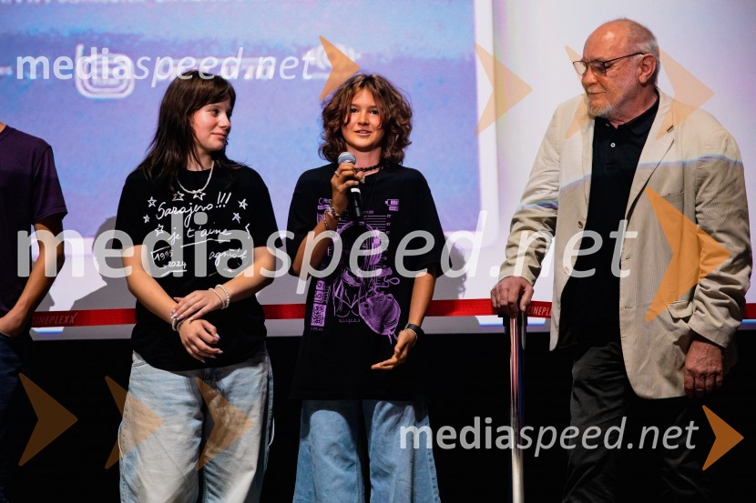  Kaja Šuštar, igralka;  Kaja Zabret, igralka;  Branislav Brana Srdić , filmski producentPremiera slovenskega filma Igrišča ne damo, Cineplexx Ljubljana