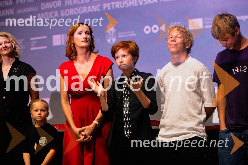  Alenka Kraigher, igralka;  Manca Rožman;  Saša  Pavček, igralka, Predsednica združenja dramskih umetnikov Slovenije, prejemnica Borštnikovega prstana;  David Trontelj, igralec;  Niko Lemark, igralec;  Youri Friderich, igralecPremiera slovenskega filma Igrišča ne damo, Cineplexx Ljubljana