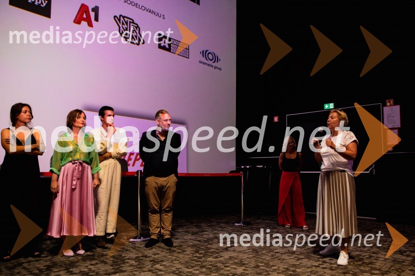  Dora Šustić;  Barbara Daljavec, filmska producentka;  Voranc Mandić, igralec;  Klemen Dvornik, filmski in televizijski režiser ter predsednik NS DSR;   Darja  Groznik, odgovorna urednica 1. programa Radia Slovenija, predsednica ZPMSPremiera slovenskega filma Igrišča ne damo, Cineplexx Ljubljana