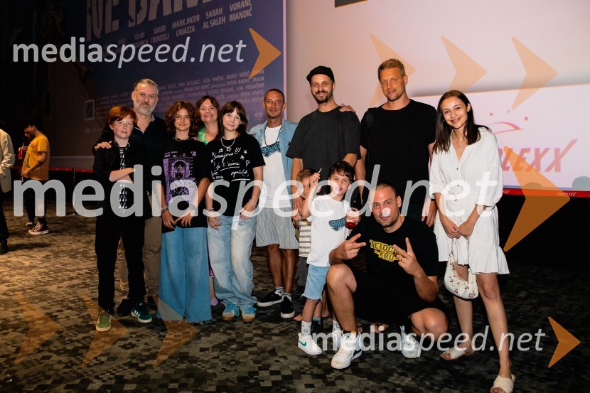  David Trontelj, igralec;  Klemen Dvornik, filmski in televizijski režiser ter predsednik NS DSR;  Kaja Zabret, igralka;  ... ;  Kaja Šuštar, igralka;  Boštjan  Nipič - Nipke, raper;  ... ;  ... ;  ... ;  ... ;  ... ;  ... Premiera slovenskega filma Igrišča ne damo, Cineplexx Ljubljana