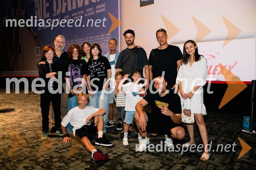  David Trontelj, igralec;  Klemen Dvornik, filmski in televizijski režiser ter predsednik NS DSR;  Kaja Zabret, igralka;  Niko Lemark, igralec;  ... ;  Kaja Šuštar, igralka;  Boštjan  Nipič - Nipke, raper;  ... ;  ... ;  ... ;  ... ;  ... ;  ... Premiera slovenskega filma Igrišča ne damo, Cineplexx Ljubljana