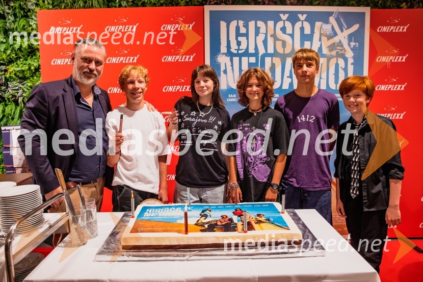  Klemen Dvornik, filmski in televizijski režiser ter predsednik NS DSR;  Niko Lemark, igralec;  Kaja Šuštar, igralka;  Kaja Zabret, igralka;  Youri Friderich, igralec;  David Trontelj, igralecPremiera slovenskega filma Igrišča ne damo, Cineplexx Ljubljana