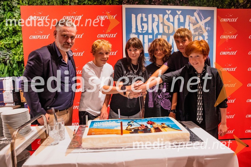  Klemen Dvornik, filmski in televizijski režiser ter predsednik NS DSR;  Niko Lemark, igralec;  Kaja Šuštar, igralka;  Kaja Zabret, igralka;  Youri Friderich, igralec;  David Trontelj, igralecPremiera slovenskega filma Igrišča ne damo, Cineplexx Ljubljana