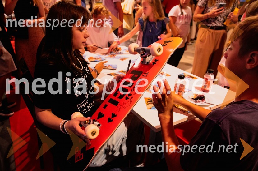  Kaja Šuštar, igralka;  ... Premiera slovenskega filma Igrišča ne damo, Cineplexx Ljubljana