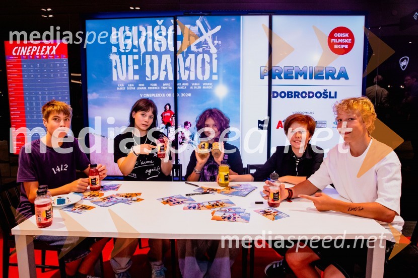  Youri Friderich, igralec;  Kaja Šuštar, igralka;  Kaja Zabret, igralka;  David Trontelj, igralec;  Niko Lemark, igralecPremiera slovenskega filma Igrišča ne damo, Cineplexx Ljubljana