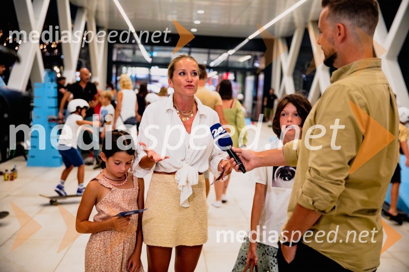  Emma Grilc;  Nina Grilc, Femme fatale 2025;  Maxx Grilc;  Alen Podlesnik, moderator, novinar POP TVPremiera slovenskega filma Igrišča ne damo, Cineplexx Ljubljana