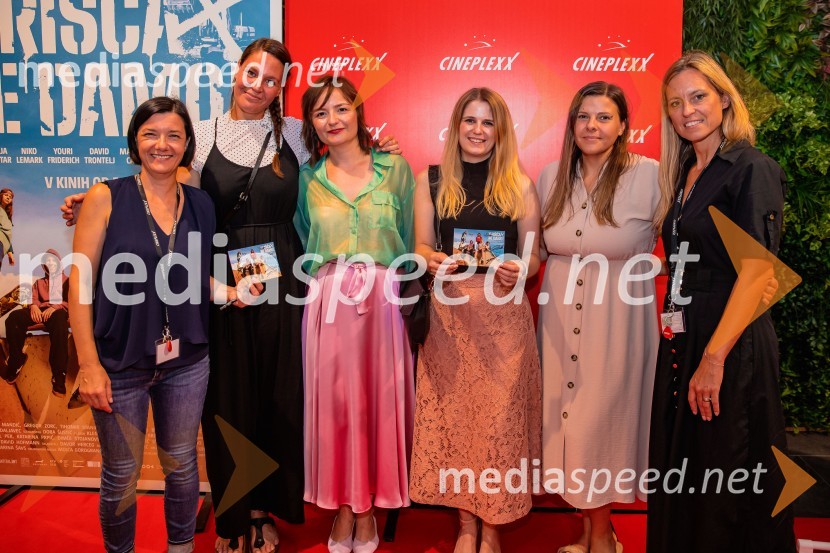  Andreja Purger, marketing Cineplexx;  ... ;  Barbara Daljavec, filmska producentka;  ... ;  ... ;  Viktorija Martinović, CineplexxPremiera slovenskega filma Igrišča ne damo, Cineplexx Ljubljana