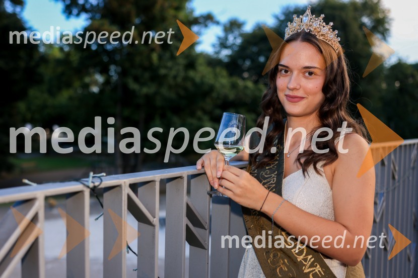  Lucija Šetar, Vinska kraljica LendaveVečer lendavskih vin in koncert Maje Keuc