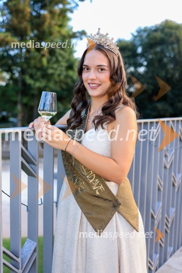  Lucija Šetar, Vinska kraljica LendaveVečer lendavskih vin in koncert Maje Keuc