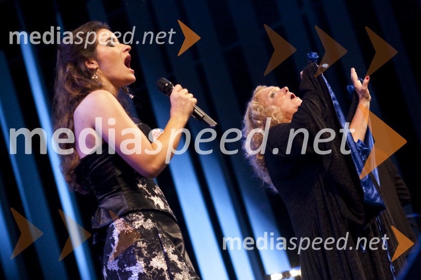 Ana Dežman, pevka in hči Elde Viler ter Elda Viler, pevkaPoletna noč - koncert Elde Viler z gosti ob 50. letnici delovanja