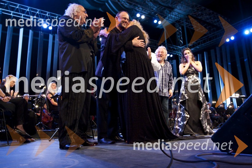 Poklon Elde Viler z gosti obiskovalcem koncertaPoletna noč - koncert Elde Viler z gosti ob 50. letnici delovanja