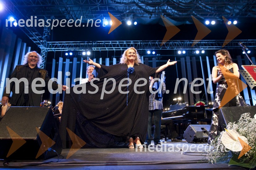 Duško Sorđan, kreator oblek Elde Viler in Ane Dežman, Elda Viler, pevka in Ana Dežman, pevka ter hči Elde VilerPoletna noč - koncert Elde Viler z gosti ob 50. letnici delovanja